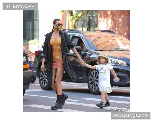 足球明星的女友yz背后的故事与生活揭秘让你了解她的真实面貌